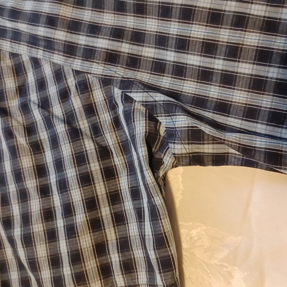 Men's Short Sleeve Gap Button Down Shirt. Large. Dark Navy Blue Plaid/Check. - Picture 6 of 8